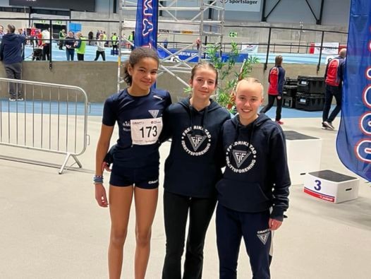 Tyrvinglekene inne 2.& 3.dag - Medaljer til Pelle, Siri, Freia og Luna.